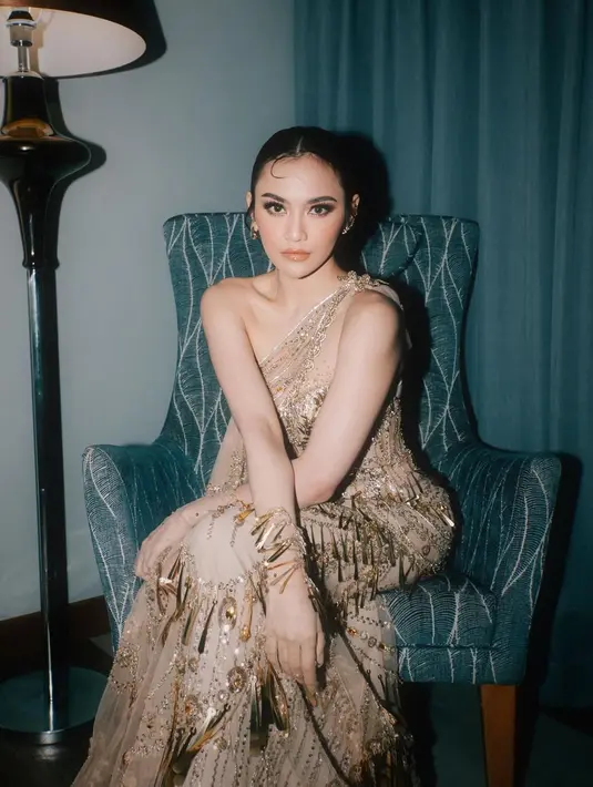 Manggung dengan coral makeup look bikin Mahalini terlihat elegan dan terkesan mahal. Apalagi dengan wet updo. [@mahaliniraharja]