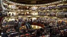 Pemandangan toko buku "El Ateneo Grand Splendid" di Buenos Aires, Argentina pada Rabu (9/1). El Ateneo Grand Splendid adalah bangunan yang besar dan megah bekas gedung teater pada awal abad ke-20. (RONALDO SCHEMIDT / AFP)