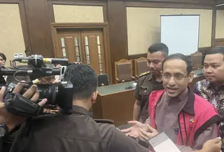 Nadiem Makarim mengulas harga wajar yang ditentukan BPKP adalah Rp 4,3 juta, dalam sidang kasus korupsi pengadaan laptop Chromebook. (Liputan6.com/Muhammad Radityo Priyasmoro)
