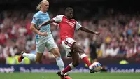 Pemain Manchester City Erling Haaland (kiri) dan pemain Arsenal Cristhian Mosquera berebut bola dalam laga final FA Community Shield antara Arsenal vs Manchester City di Cardiff, Wales, Minggu, 16 Agustus 2026. (AP Photo/Alastair Grant)