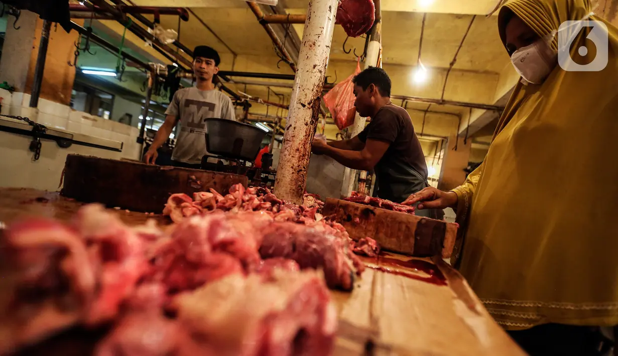 Pembeli memilih daging yang dijual di Pasar Kebayoran Lama, Jakarta, Kamis (24/2/2022). Pedagang daging mengeluhkan harga yang terus naik dan merencanakan mogok dagang mulai hari Senin, 28 Februari 2022 mendatang jika harga daging tidak turun. (Liputan6.com/Johan Tallo)