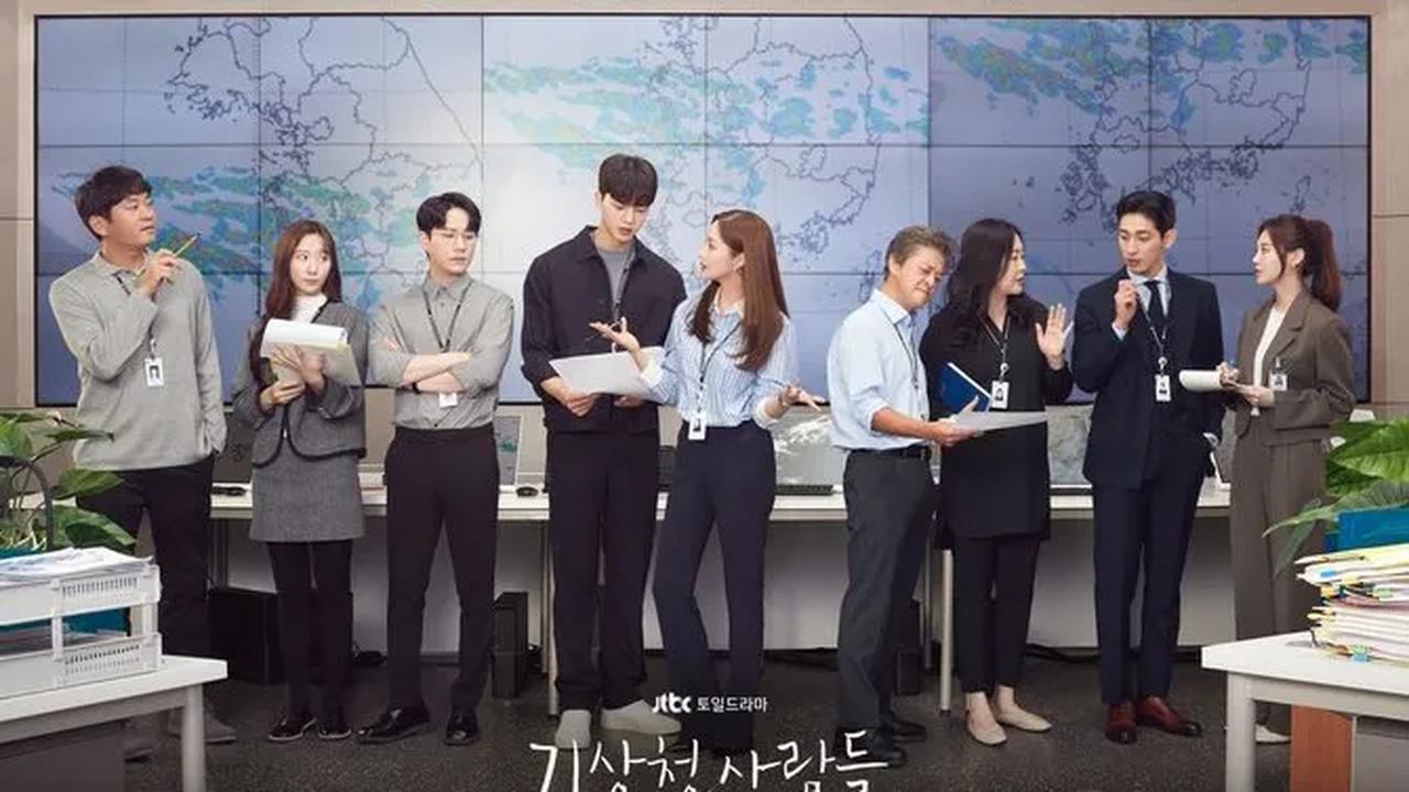 Ceritanya fokus pada Jin Ha Kyung (Park Min Young) sebagai direktur divisi termuda di KMA dan Lee Shi Woo (Song Kang), maniak cuaca yang kejeniusannya kerap menyelamatkan Divisi 2 dari kesalahan meramal cuaca.