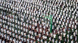 Foto dari udara menunjukkan para siswa menghadiri upacara pembukaan pada hari pertama semester baru di Wuhan, Provinsi Hubei, China, 1 September 2021. Pemerintah China memutuskan pemberlakuan belajar tatap muka setelah percaya diri menangani pandemi COVID-19. (STR/AFP)