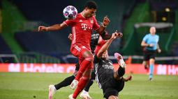Gelandang Bayern Munchen, Serge Gnabry, berebut bola dengan bek Olympique Lyon, Marcal, pada semifinal Liga Champions 2019/2020 di Estadio Jose Alvalade, Kamis (20/8/2020) dini hari WIB. Bayern Munchen menang 3-0 atas Lyon. (AFP/Franck Fife/pool)