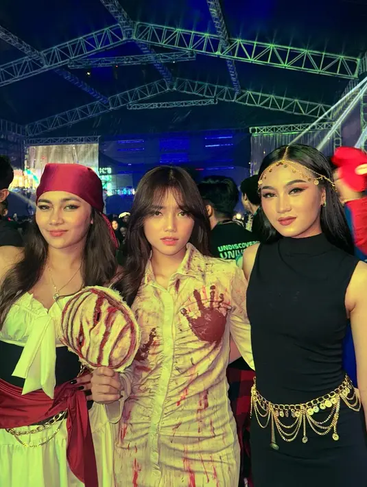 Di antara penampilan Halloween Fuji, mana yang jadi favoritmu, Sahabat Fimela?