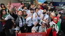 Para atlet Olimpiade Palestina dan anggota delegasi berpose dengan para pendukungnya setibanya di Bandara Charles-de-Gaulle, Roissy-en-France, sebelah utara Paris, pada 25 Juli 2024. (Ahmad GHARABLI/AFP)