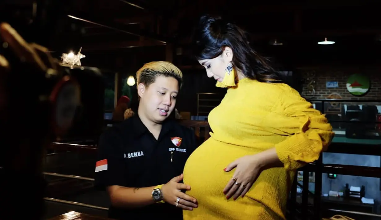 Beragam komentar dari warganet pengikutnya. Ada yang menasehati lantaran mengumbar aurat ada juga yang melihat seksi dan lucu-lucuan. Tapi, banyak juga doa dilancarkan saat persalinannya nanti. (Instagram/reyutami)