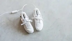 Ilustrasi pengering sepatu elektrik. (c) rossandhelen/Depositphotos