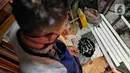 Pengrajin tengah mebuat bingkai untuk lukisan kaligrafi di Tangerang, Rabu (6/5/2020). Akibat Covid-19 yang tengah mewabah membuat para pengrajin tersebut terimbas akibat sepinya peminta lukisan kaligrafi pada bulan ramadan tahun ini. (Liputan6.com/Angga Yuniar)