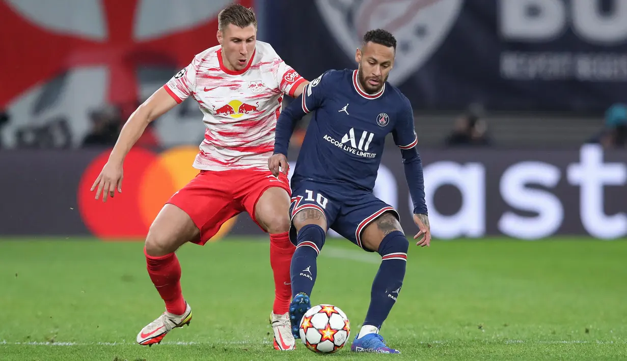 Bek RB Leipzig Willi Orban (kiri) dan pemain depan Paris Saint Germain (PSG) Neymar bersaing memperebutkan bola pada matchday keempat fase grup Liga Champions di Sheriff Stadium, Kamis dinihari WIB (4/11/2021). PSG harus puas dengan skor imbang 2-2. (Ronny HARTMANN / AFP)