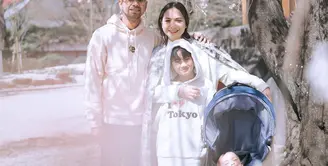 Saat berlibur ke Jepang, Raffi Ahmad, Nagita Slavina, Cipung, dan Rafathar tampil serasi. Keluarga kecil ini menggunakan sweater dengan warna berbeda yang terlihat nyaman dikenakan saat musim dingin. [Instagram/raffinagita1717]