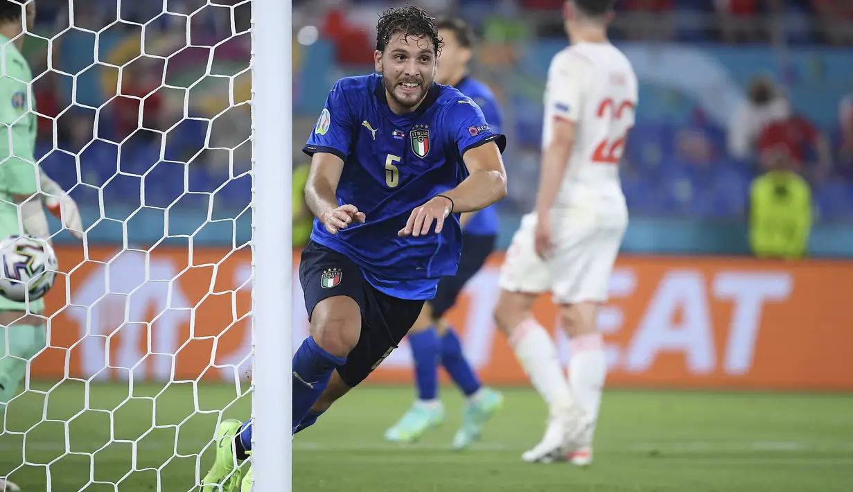 Gelandang Italia, Manuel Locatelli melakukan selebrasi usai mencetak gol ke gawang Swiss pada pertandingan grup A Euro 2020 di stadion Olimpiade di Roma, Italia, Rabu (16/6/2021). Locatelli mencetak dua gol dipertandingan ini dan mengantar Italia menang atas Swiss 3-0. (Ettore Ferrari, Pool via AP)