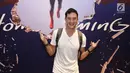 Aktor Mike Lewis berpose di depan poster film Spiderman: Homecoming saat nobar di Gandaria City, Selasa (4/7). Nobar film ini dihadiri oleh beberapa artis seperti Aditia Alkatiri, Raline Shah, dan masih banyak artis lainnya. (Liputan6.com/Herman Zakharia)