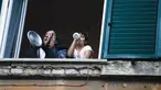 Seorang wanita dan seorang gadis bermain panci dari jendela rumah mereka selama flash mob di lingkungan Garbatella, di Roma, Jumat (13/3/2020). Flash mob ini dilakukan untuk menyatukan orang-orang dan mencoba mengatasi keadaan darurat virus corona Covid-19. (Cecilia Fabiano / LaPresse via AP)