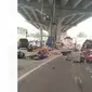 Kecelakaan beruntunyang melibatkan truk tangki milik PT Pertamina di Jalan Alternatif Cibubur. (Istimewa)