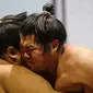 Pegulat sumo mendorong lawannya saat berlatih di Musashigawa Sumo Stable di Beppu, Jepang, Jumat (18/10/2019). Sumo adalah olahraga tradisional Jepang. (AP Photo/Aaron Favila)