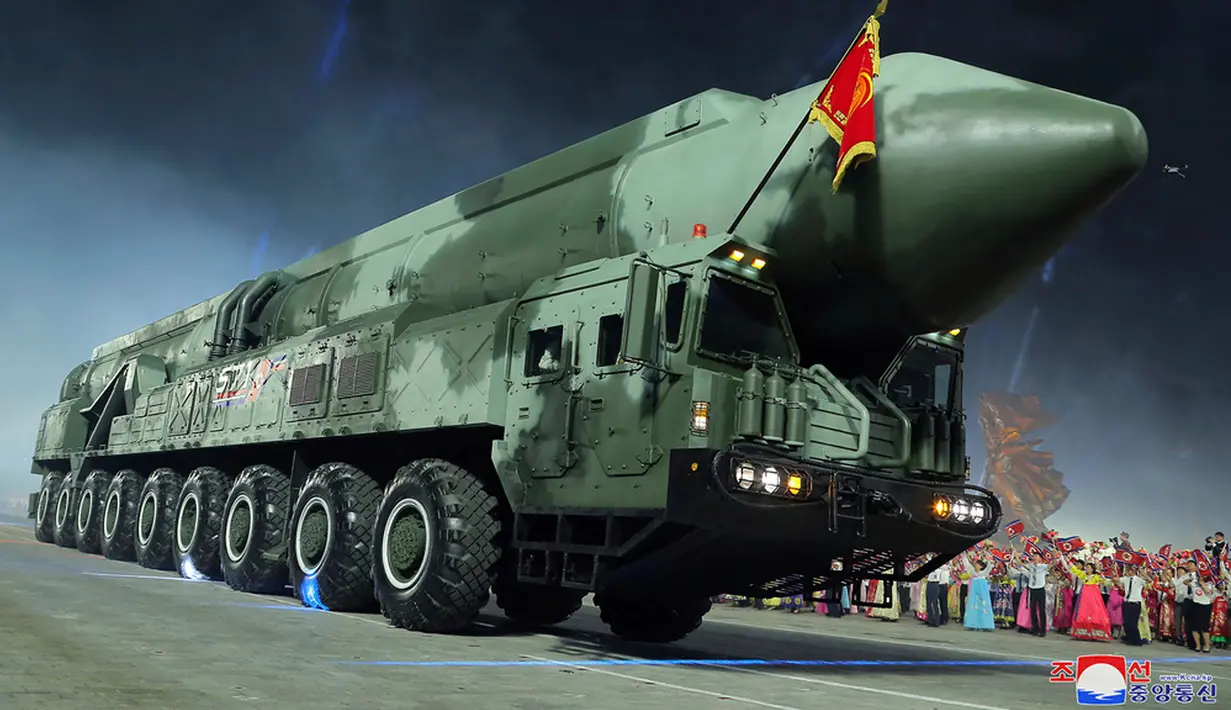Korea Utara memamerkan sejumlah rudal berkemampuan nuklir dan drone tempur terbaru termasuk ke dalam persenjataan yang dipamerkan dalam parade militer terbaru. (Korean Central News Agency/Korea News Service via AP)