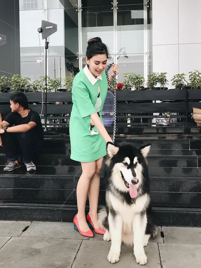 [Bintang] Super Gemesin, Begini Kecenya Syahnaz Sadiqah Pakai Dress Bermotif