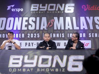 President Byon Combat, Yoshua Marcellos, bersama petarung Indonesia, Ronal Siahaan, dan petarung Malaysia, Putra Abdullah memberikan keterangan saat jumpa pers Byon Combat Showbiz Vol. 6 di SCTV Tower, Senayan, Jakarta, Kamis, (23/10/2025). (Bola.com/Bagaskara Lazuardi)