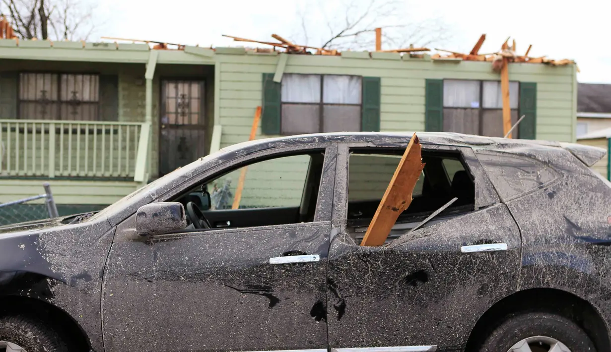 Sebuah mobil rusak parah akibat tornado yang melanda Alabama, Sabtu (26/12/2015). Letnan Polisi Birmingham Sean Edwards mengatakan sedikitnya ada tiga orang dilarikan ke rumah sakit un¬tuk mendapatkan pengobatan luka ringan. (Reuters/ Marvin Gentry)