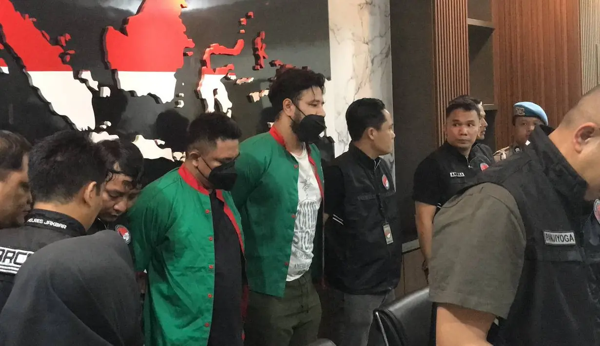 Setelah menjalani serangkaian pemeriksaan, pria dua orang anak itu mengonsumsi narkoba sebagai pelampiasan atas permasalahan rumah tangganya. Hal itu diungkap kapolres Jakarta Barat Kombes Pol Syahduddi. [Foto: KapanLagi.com/Dadan Eka Purnama]