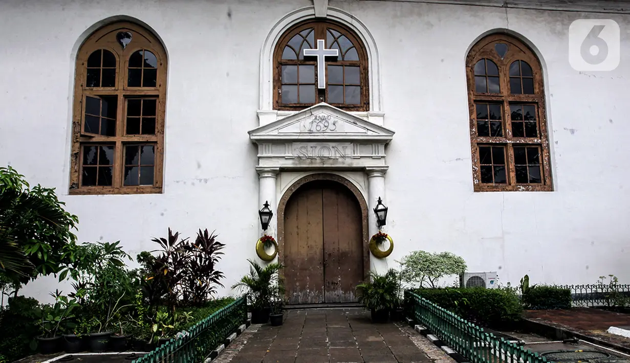 Suasana Gereja Sion yang berada di sudut Jalan Pangeran Jayakarta, Taman Sari, Jakarta Barat, Jumat (23/12/2022). Gereja Sion atau dikenal juga dengan nama Portygeesche Buintenkerk yang usianya mencapai 326 tahun. Namanya Gereja Portugis, bukan berati didirikan oleh orang Portugis, melainkan orang Belanda. Setelah Indonesia Merdeka, Portugreesche Buitenkerk berganti nama menjadi Gereja Portugis. (Liputan6.com/Johan Tallo)