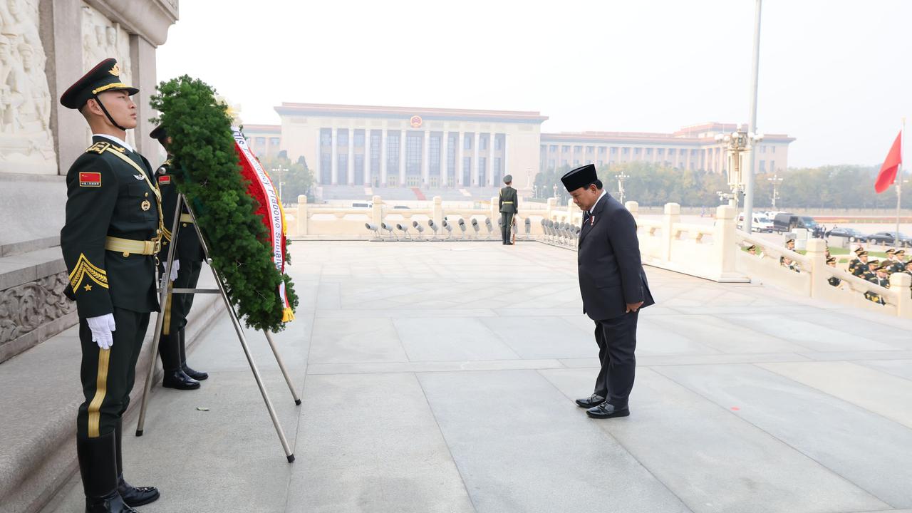 Momen Prabowo Letakkan Karangan Bunga di Monumen Pahlawan Rakyat China