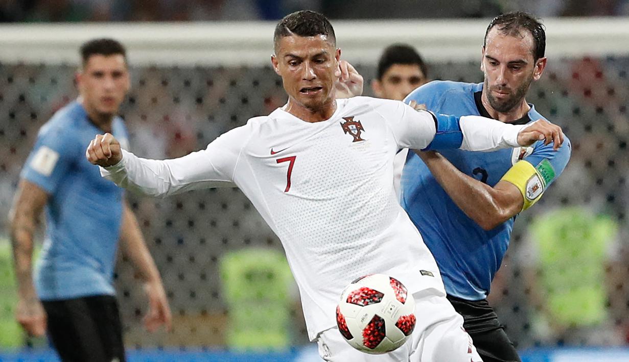 Cristiano Ronaldo. Jika terpilih dalam skuat dan tidak cedera, bintang Portugal dengan 186 caps ini akan berpartisipasi untuk 5 edisi terakhir Piala Dunia mulai 2006 hingga 2022. Tampil dalam 17 laga, prestasi terbaiknya adalah membawa Portugal finis ke-4 pada edisi 2006. (AFP/Adrian Dennis)