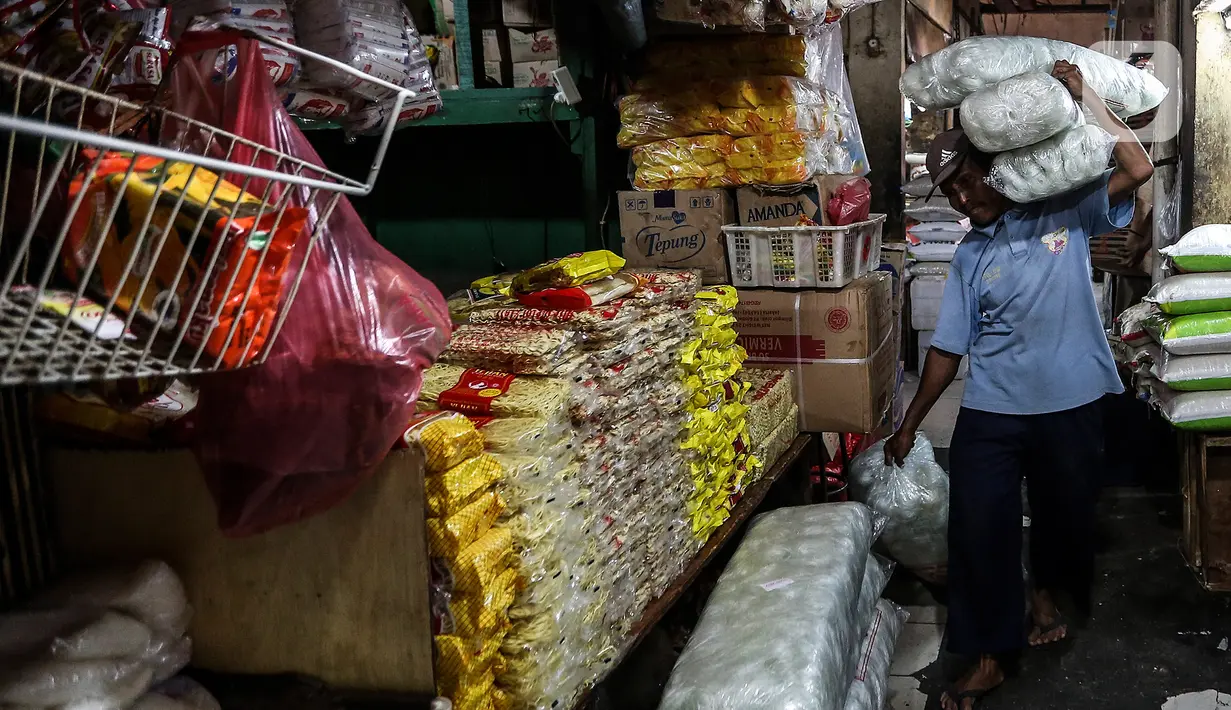 Pedagang membawa dagangannya untuk ditata di kios Pasar kebayoran, Jakarta, Selasa (5/1/2021). Pemerintah mengalokasikan anggaran untuk program pemulihan ekonomi nasional (PEN) 2021 mencapai Rp 403,9 triliun, naik dari rencana sebelumnya sebesar Rp372,3 triliun. (Liputan6.com/Johan Tallo)