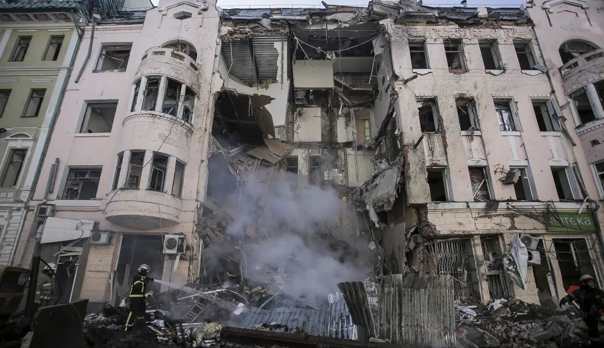 Petugas pemadam kebakaran memadamkan sebuah rumah apartemen setelah serangan roket Rusia di Kharkiv, kota terbesar kedua di Ukraina, Senin, 14 Maret 2022. Rusia melancarkan invasi berskala besar ke Ukraina, salah satu negara tetangganya di sebelah barat daya. (AP Photo/Pavel Dorogoy)
