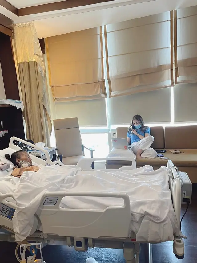 Momo Geisha menemani ibunya berobat di Singapura (Foto: Instagram @therealmomogeisha)