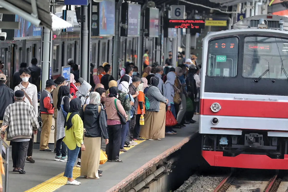 Pasca Pencabutan PPKM, Angka Pengguna Kereta Commuter Line Meningkat Drastis
