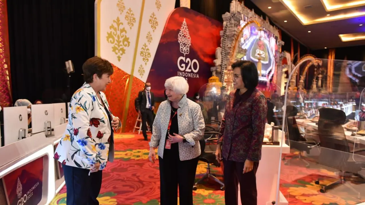 Menteri Keuangan Sri Mulyani Indrawati dan Menteri Keuangan Amerika Serikat Janet Yellen di sela acara 3rd Finance Ministers & Central Bank Governors di Bali Nusa Dua Convention Center (BNDCC) I, Nusa Dua, Bali, Jumat (15/7/2022).