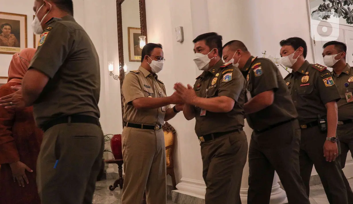 <p>Gubernur DKI Jakarta Anies Baswedan bersalaman dengan pegawai Pemprov DKI saat halal bihalal di Balai Kota DKI, Jakarta, Senin (9/5/2022). Anies Baswedan menggelar halal bihalal bersama para ASN Pemprov DKI Jakarta seusai libur Lebaran 2022. (Liputan6.com/Herman Zakharia)</p>