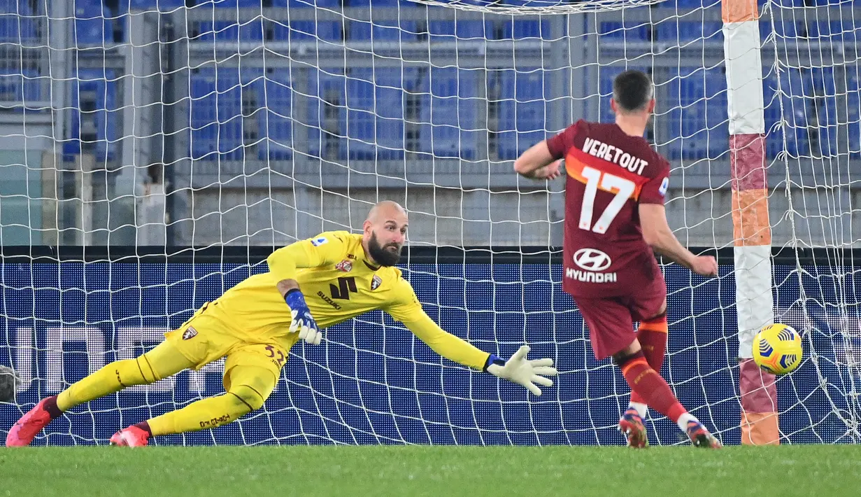 Gelandang Roma Jordan Veretout melakukan penalti ke gawang kiper Torino Vanja Milinkovic-Savic pada pertandingan Liga Serie A Italia di stadion Olimpiade, Jumat (18/12/2020). Tiga gol tuan rumah dibuat Henrikh Mkhitaryan, Jordan Veretout , dan Lorenzo Pellegrini. (AFP Photo/Vincenzo Pinto)
