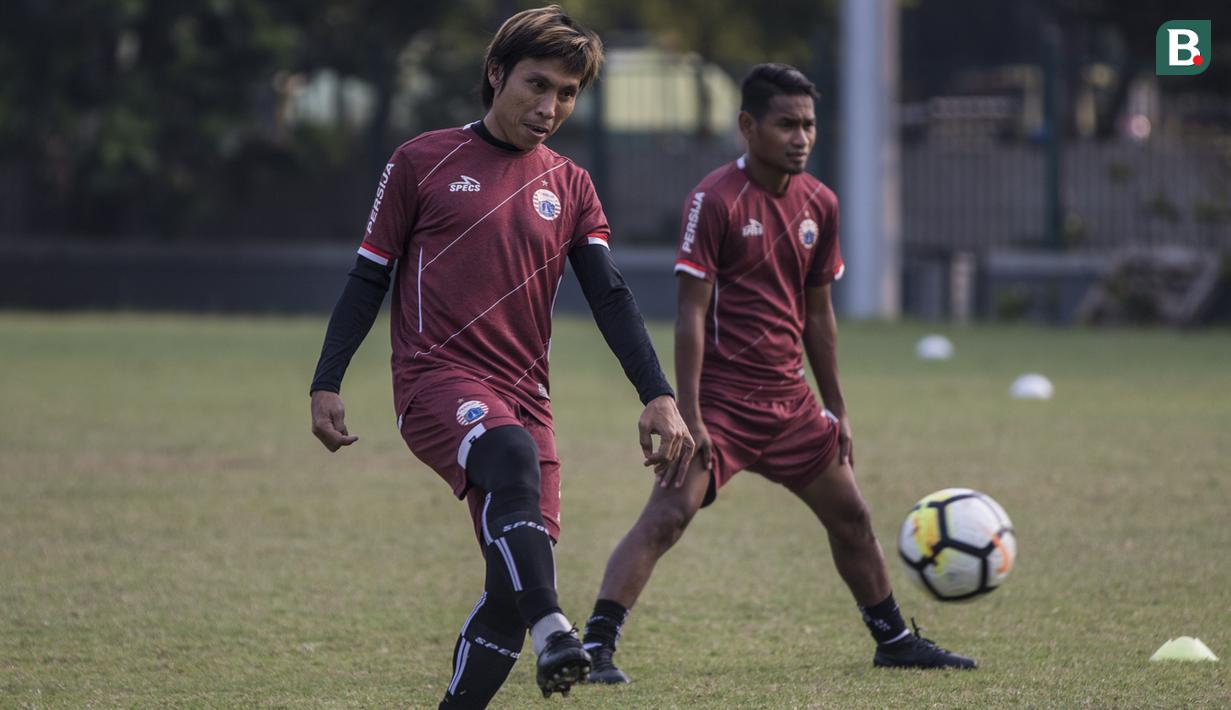 Gelandang Persija Jakarta, Asri Akbar, berusaha mengontrol bola saat latihan di Lapangan ABC Senayan, Jakarta, Senin (14/5/2018). Latihan ini persiapan jelang melawan Home United pada laga AFC Cup. (Bola.com/Vitalis Yogi Trisna)