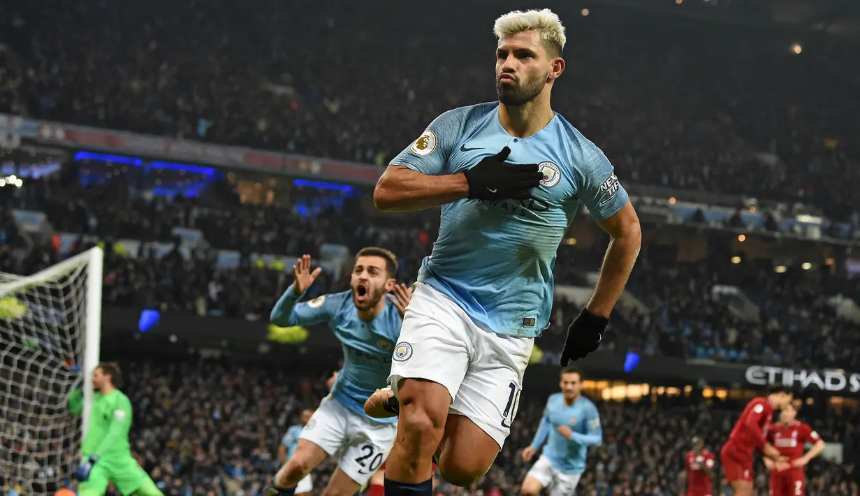 Striker Manchester City, Sergio Aguero, merayakan gol yang dicetaknya ke gawang Liverpool pada laga Premier League di Stadion Etihad, Manchester, Kamis (4/1). City menang 2-1 atas Liverpool. (AFP/Paul Ellis)