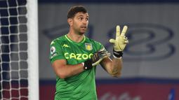 2. Emiliano Martinez (Aston Villa) - Emiliano Martinez tampil apik dalam menjaga mistar gawang Aston Villa di awal kompetisi Liga Inggris. Kiper berusia 28 tahun memiliki catatan 22 penyelamatan dan 4 clean sheets dari 7 penampilannya. (AFP/Rui Vieira/pool)