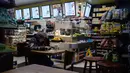 Pemilik toko selesai menutup toko di New York, Senin (16/3/2020). Gubernur Andrew Cuomo mengatakan restoran dan bar akan pindah ke layanan take-out dan pengiriman saja imbas merebaknya penyebaran Covid-19. (AP Photo/Yuki Iwamura)