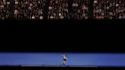 Petenis putra Inggris Raya, Andy Murray, saat melakukan servis ke arah petenis Kanada, Milos Raonic, dalam semifinal tenis Australia Terbuka 2016 di Melbourne Park, Australia, (29/1/2016). (AFP/Saeed Khan)