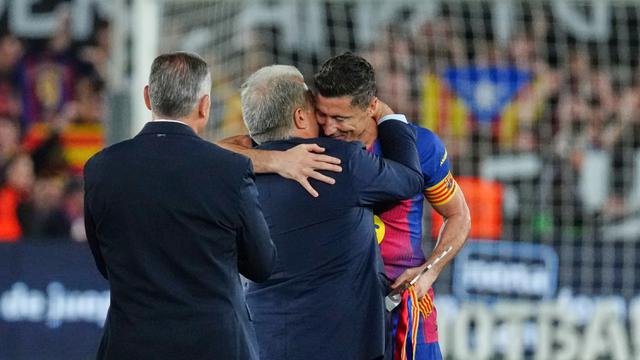 Foto: Tak Kuasa Menahan Air Mata, Robert Lewandowski Pamit dari Barcelona