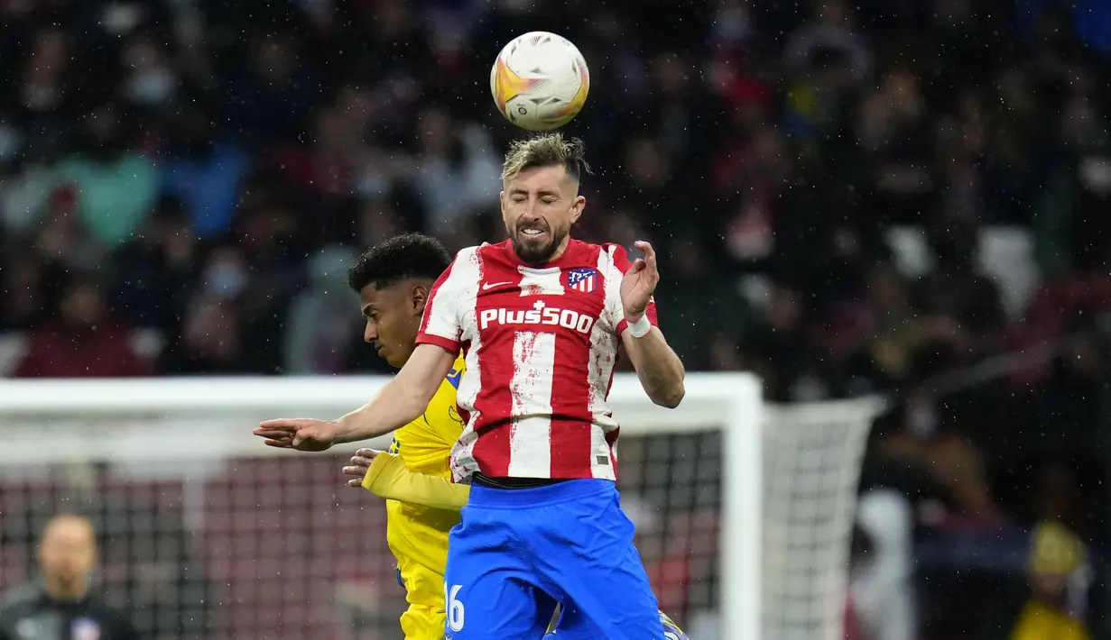 Penyerang Atletico Madrid Antoine Griezmann berebut bola dengan kiper Cadiz Jeremias Ledesma pada jornada ke-28 Liga Spanyol di Stadion Wanda Metropolitano, Sabtu (12/3/2022) dini hari WIB. Atletico Madrid sukses meraih kemenangan 2-1 atas tamunya Cadiz. (AP Photo/Manu Fernandez)