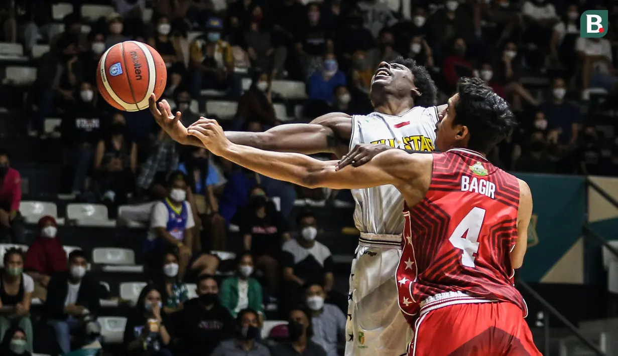 Aksi pemain Indonesia Patriots, Ali Bagir Wayarabi Alhadar (kanan) saat menghalau bola dari tangan top skor IBL 2022, Shavar Newkirk. (Bola.com/Bagaskara Lazuardi)