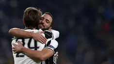 Striker Juventus, Gonzalo Higuain, merayakan gol yang dicetaknya ke gawang Dinamo Zagreb pada laga Liga Champions di Stadion Juventus, Italia, Kamis (7/12/2016). Juventus menang 2-0 atas Dinamo Zagreb. (AFP/Marco Bertorello)