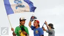 Suporter Persib mengibarkan bendera saat menuju Stadion Pakansari, Kab Bogor, Minggu (21/8). Persib akan melakoni laga lanjutan Torabika Soccer Championship presented by IM3 Ooredoo melawan PS TNI. (Liputan6.com/Helmi Fithriansyah)