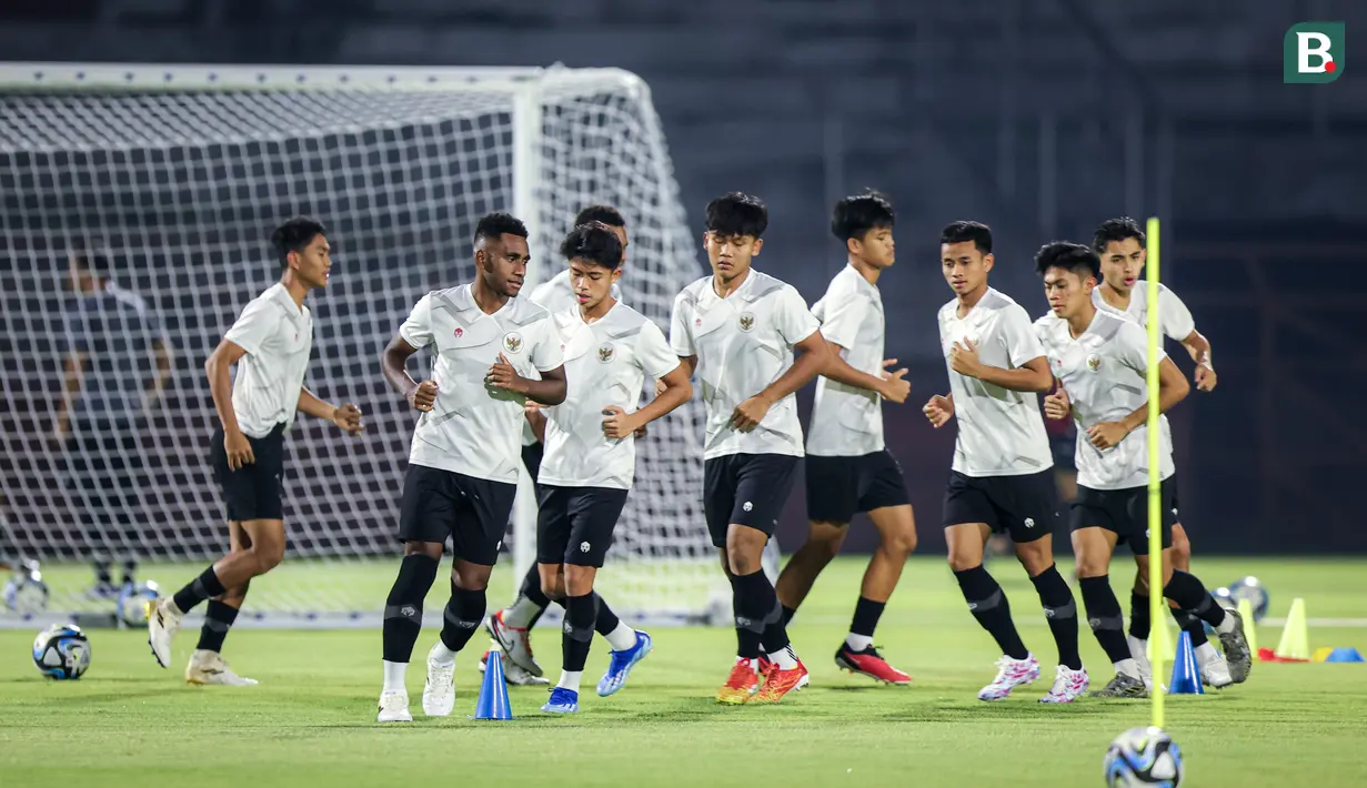 Iqbal Gwijangge (kedua kiri) bersama sejumlah pemain Timnas Indonesia U-17 melakukan latihan resmi menjelang laga perdana mereka di Piala Dunia U-17 2023 yang berlangsung di Stadion Gelora 10 November 2023, Surabaya, Kamis (09/11/2023). (Bola.com/Bagaskara Lazuardi)