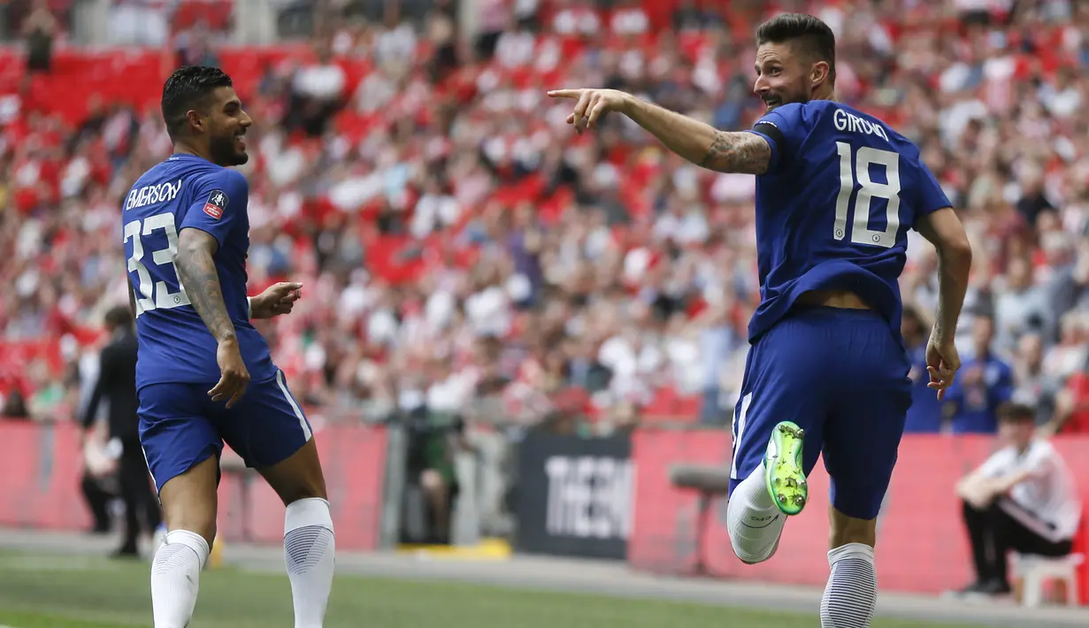 Pemain Chelsea, Olivier Giroud (kanan) merayakan golnya ke gawang Southampton pada laga semifinal Piala FA di Wembley stadium, London, (22/4/2018). Chelsea menang 2-0. (AP/Frank Augstein)