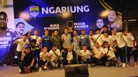Perwakilan manajemen dan tim Persib Bandung dalam acara Persib Award di Pabrik Bajoe Factory Outlet, Kota Bandung, Rabu (13/4/2022). (Bola.com/Erwin Snaz)