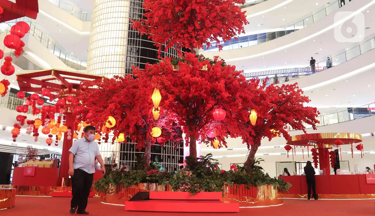 Pengunjung berjalan di dekat Instalasi Red Lunar di Mal Senayan City, Jakarta, Kamis (19/1/2023). Pengunjung bisa menikmati Instalasi yang indah ini mulai dari 14 Januari – 5 Februari 2023. (Liputan6.com/Herman Zakharia)