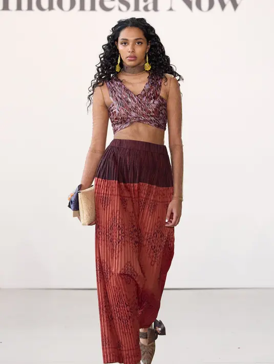 Terdapat pula bralette yang menggambarkan penggunaan kemben dalam busana tradisional wanita Indonesia dan outer dengan siluet oversized serta bervolume yang mengambil inspirasi siluet busana baju Bodo dari Sulawesi. [Dok/Didiet Maulana]